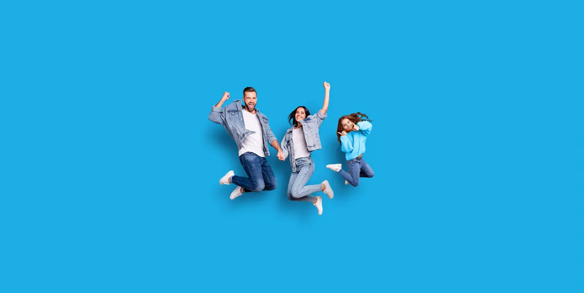 Familia de tres personas saltando de alegría sobre un fondo azul